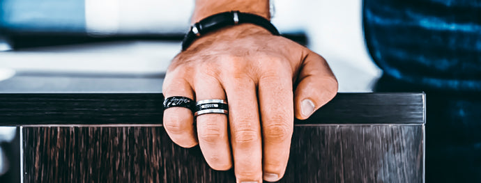 Svarte onyx-ringer for menn og deres fordelaktige natur